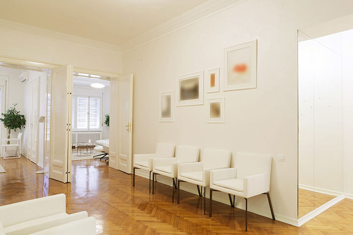 Wartebereich in einer Arztpraxis