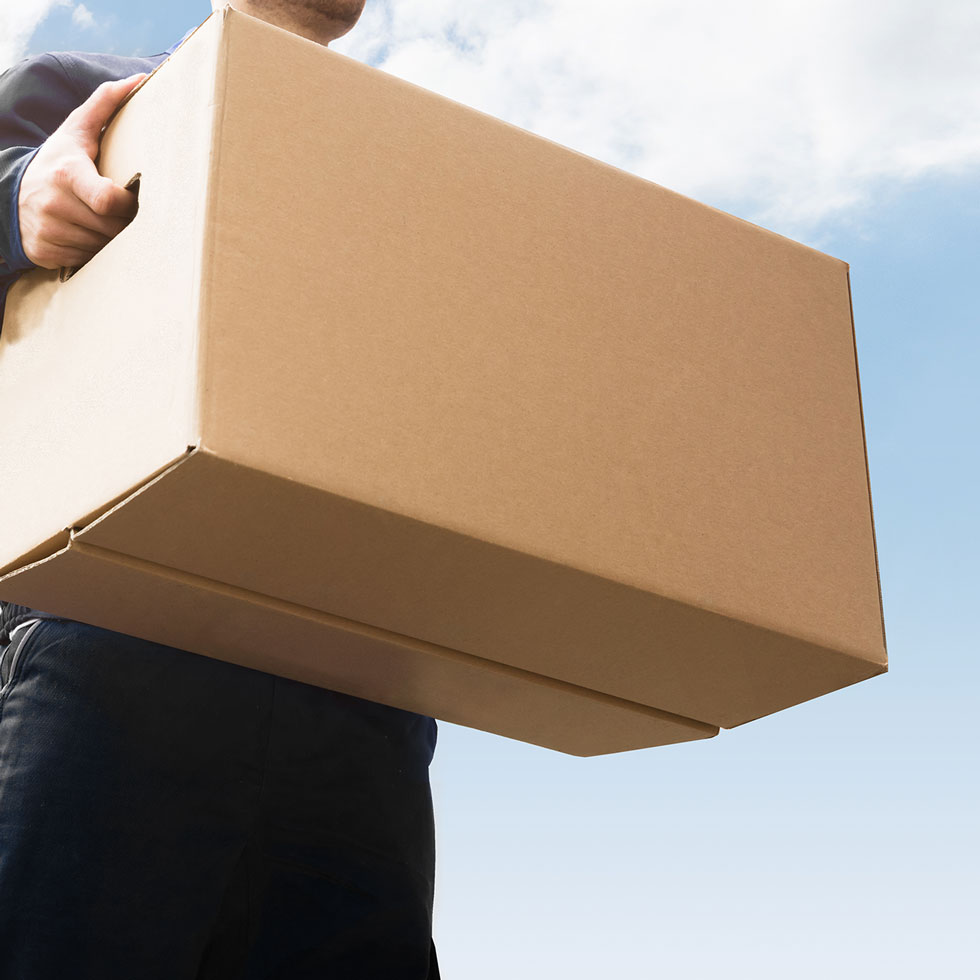 Umzugshelfer trägt Kisten