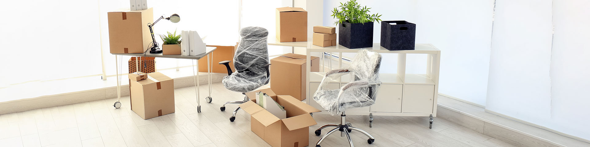 verpackte Büromöbel vor dem Umzug