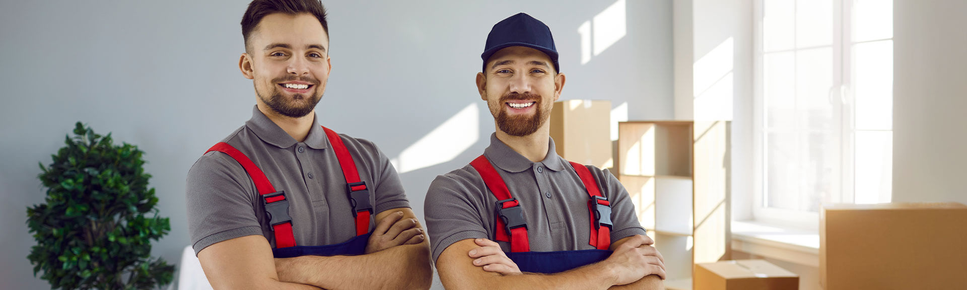 2 Umzugshelfer lächeln in Kamera