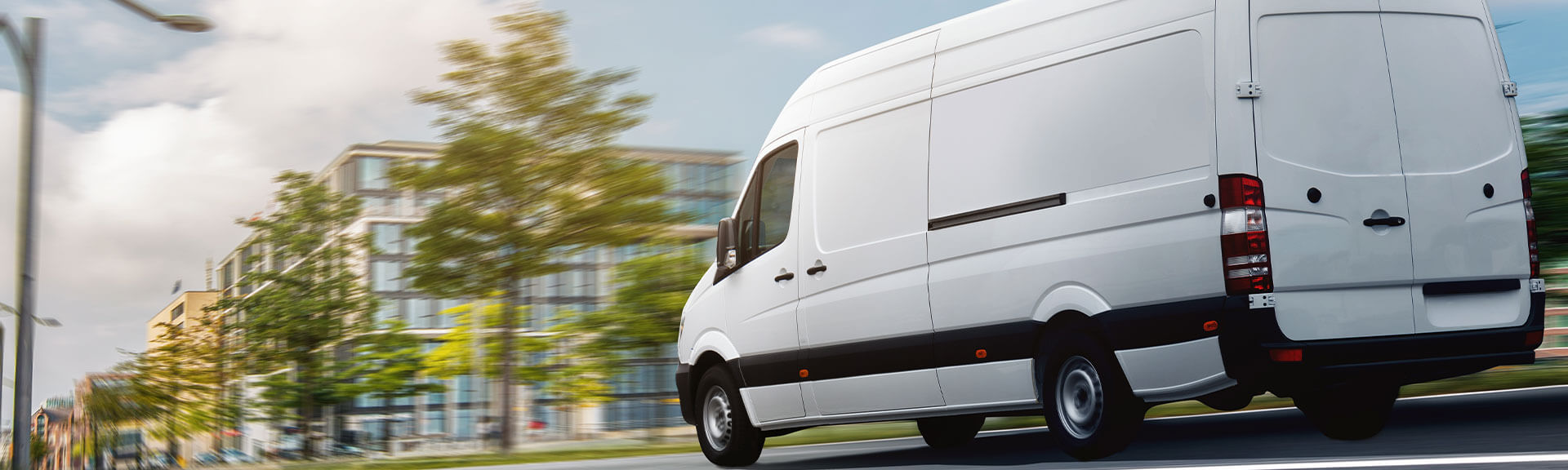 Lieferwagen fährt durch eine Innenstadt