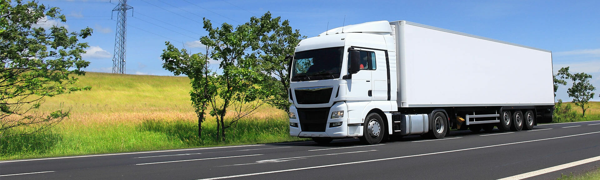 LKW fährt auf einer Straße