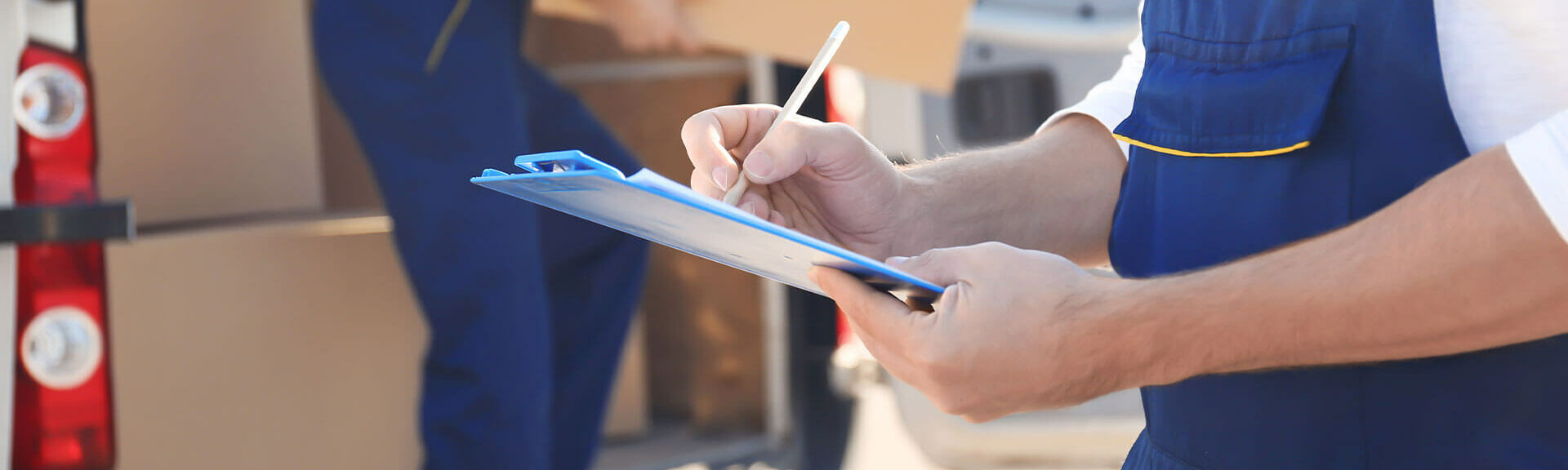 Umzugshelfer prüft Umzugsliste