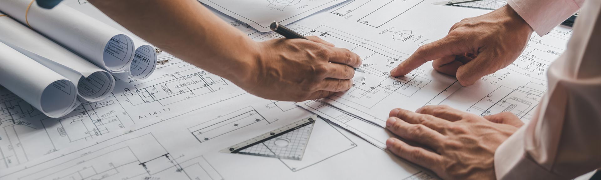 architekten schauen auf einen Bauplan