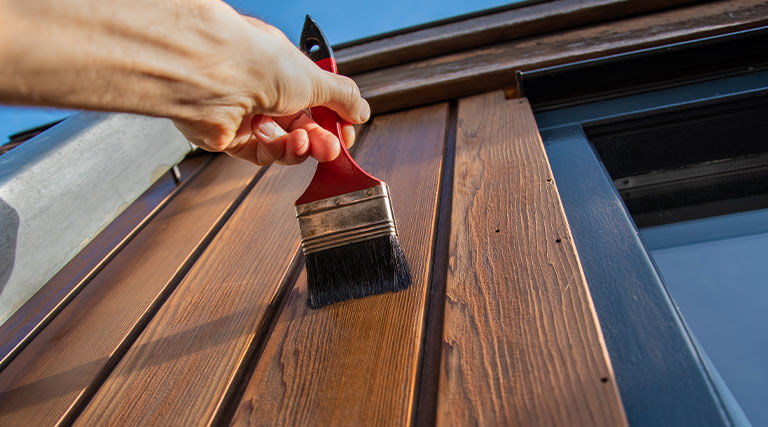 Mann bringt Außenputz an Hauswand an