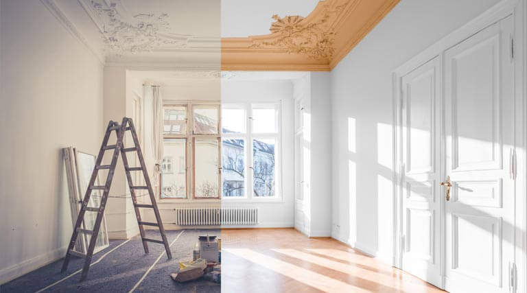 Mann bringt Außenputz an Hauswand an