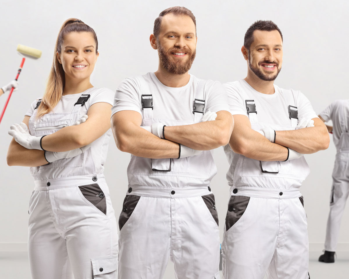 Maler lehnt an einem Auto