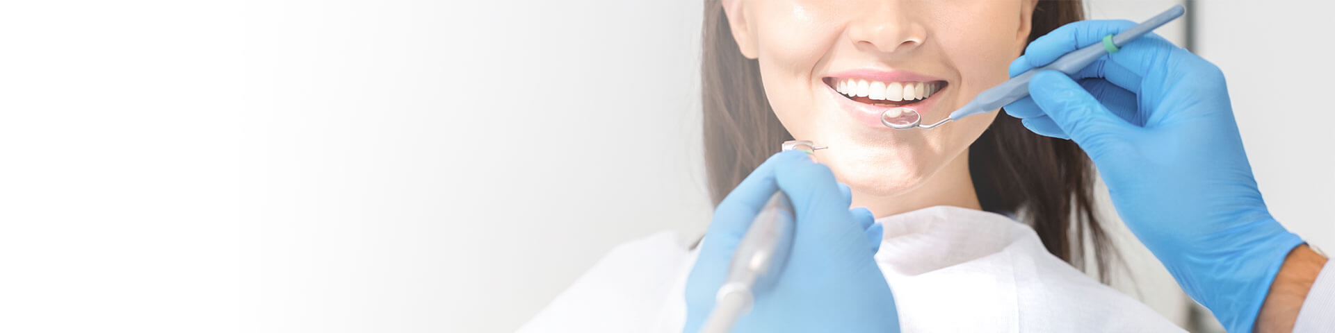 Chiropraktiker / Osteopath behandelt den Rücken eines älteren Patienten