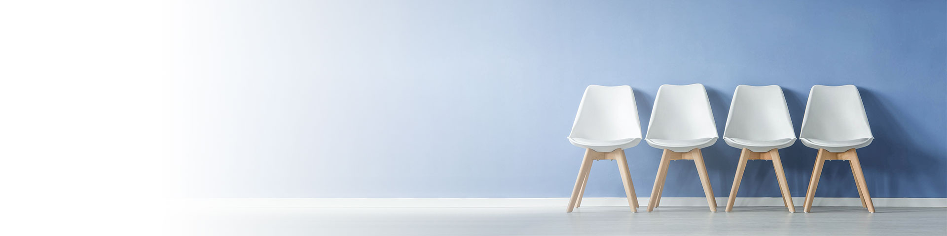 Handtuch auf Massagetisch in modernem Spa-Salon