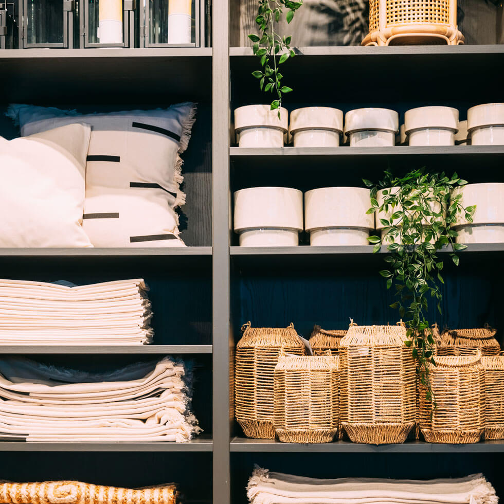 Regal mit Dekorationsartikeln