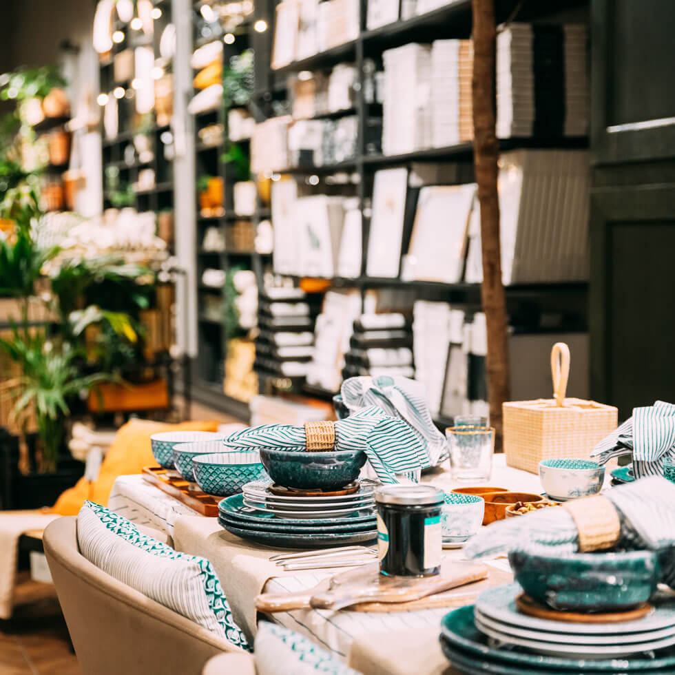 Blick auf Dekorationsartikel in einem Dekorationsladen