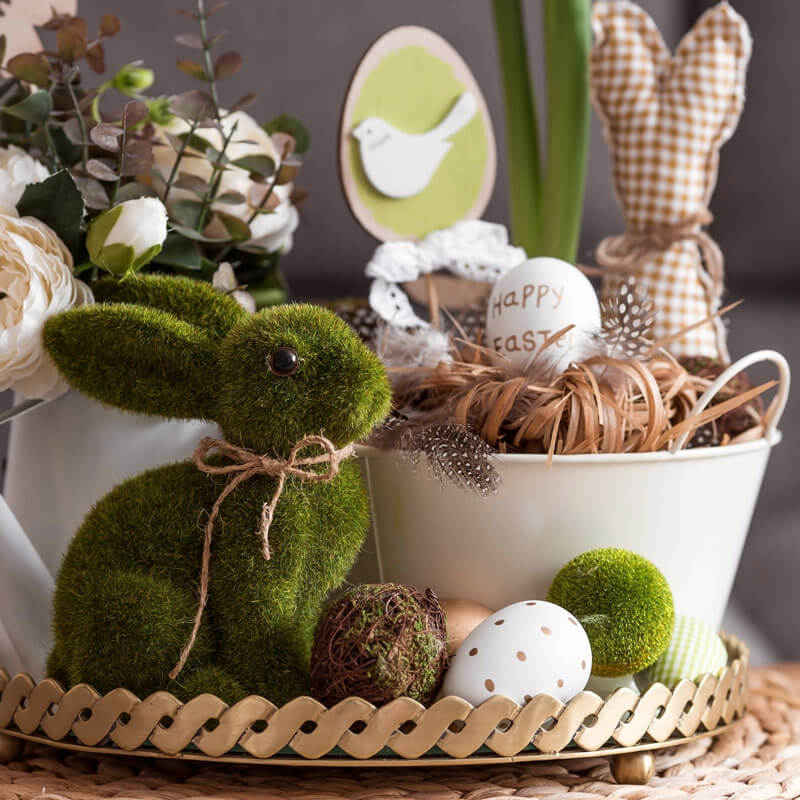 Dekoration mit Grashase, Körbchen und Eiern
