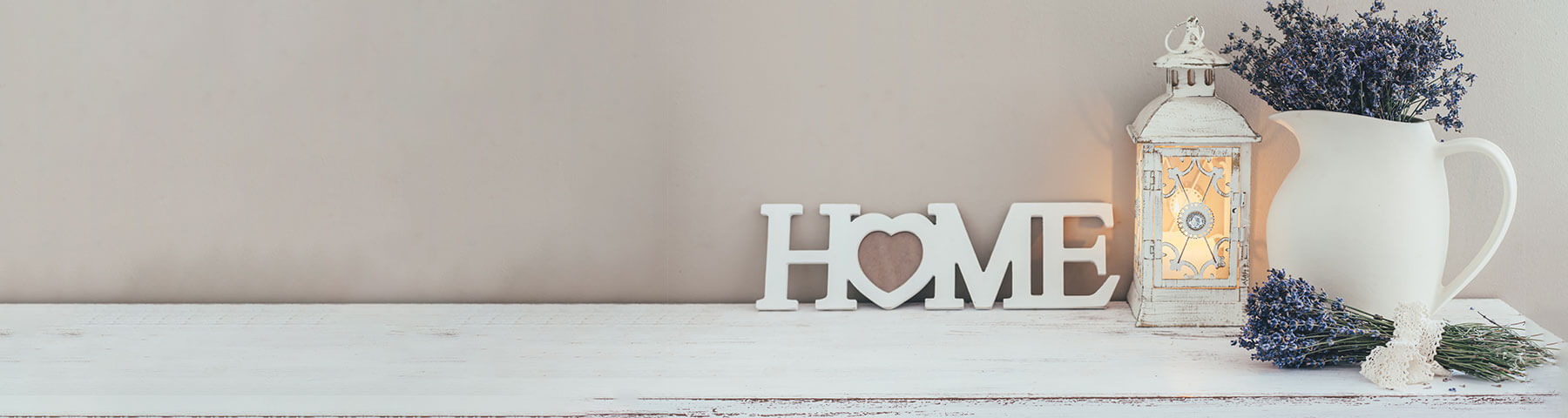 Dekoration auf einer Ablage mit Vase, Laterne und HOME Zeichen