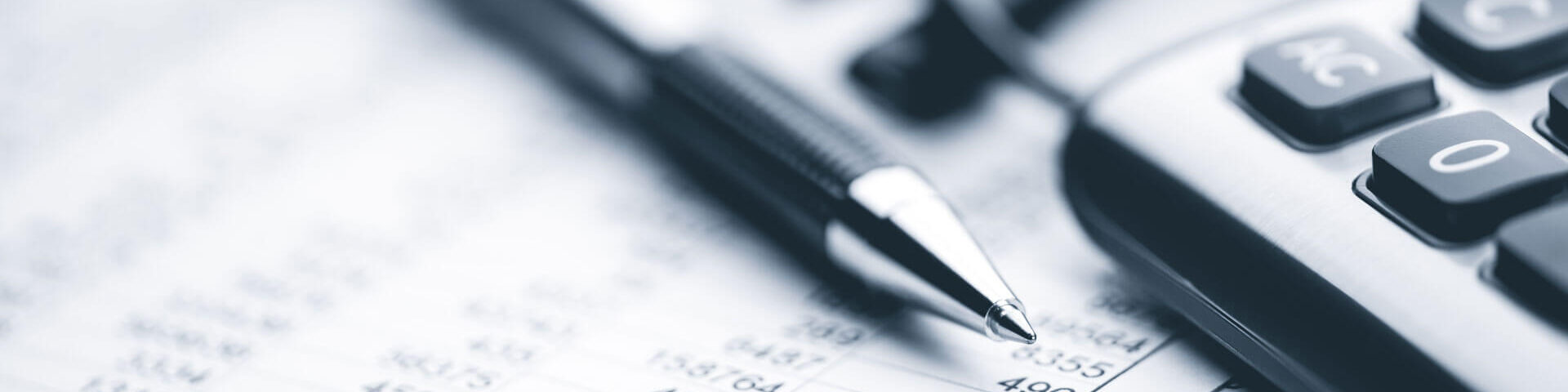 Kugelschreiber liegt auf einem Blatt Papier mit Bilanztabellen