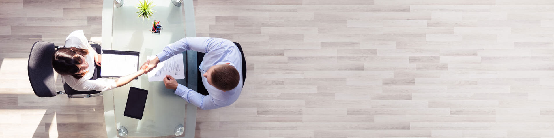 Klient und Steuerberaterin geben sich die Hand