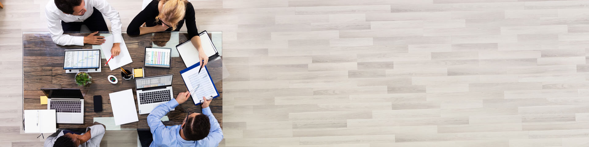 Team sitzt an einem Tisch und unterhält sich