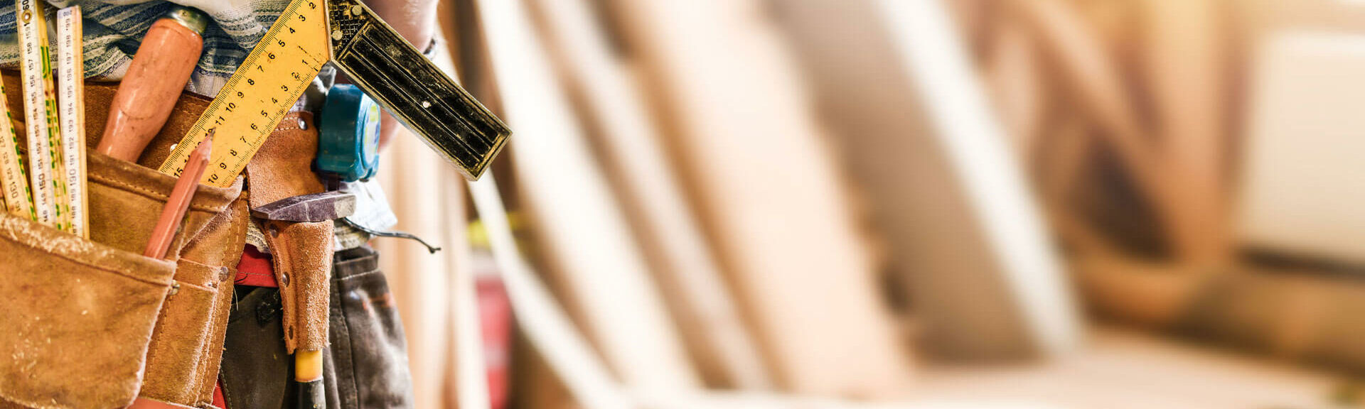 Zimmermann mit Mess- und Arbeitswerkzeug im Ledergürtel