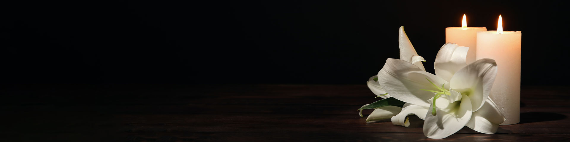 2 Rosen auf einem Grabstein