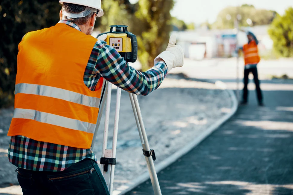 2 Vermessungstechniker vermessen Straße