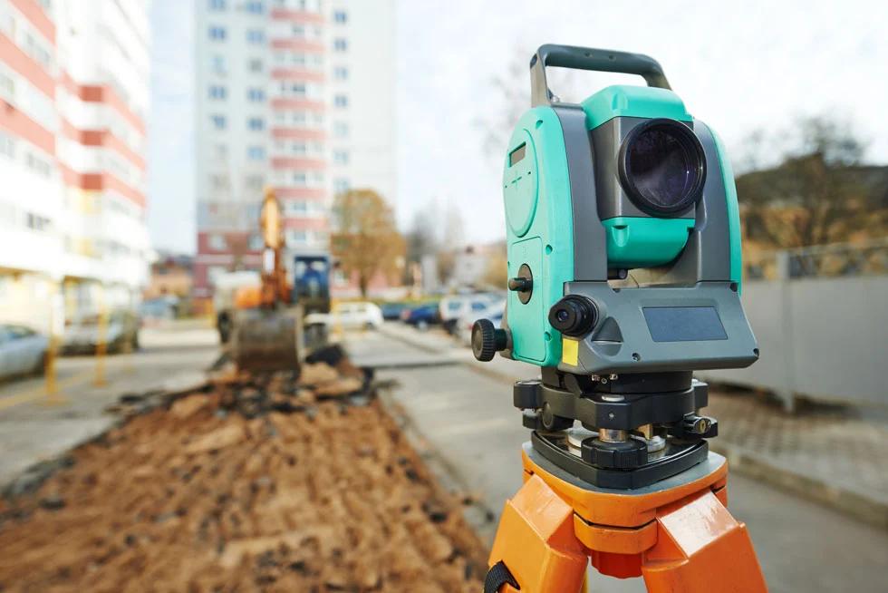 Vermessungsgerät auf einer Baustelle